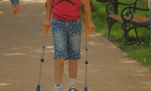 Po zranění v družině hrozila malému Kristiánovi amputace. Matka si stěžuje na postup lékařek