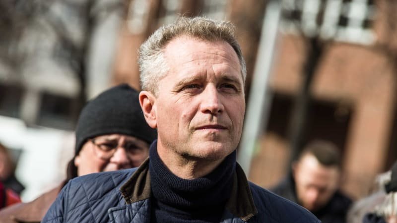 Česká policie prohledává pražský byt německého poslance Petra Bystroně Česká policie prohledává pražský byt německého poslance Petra Bystroně