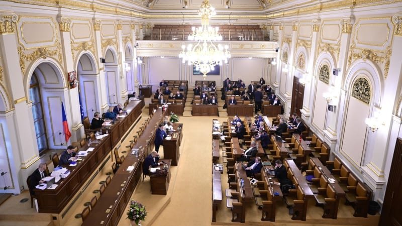 Hádka ve Sněmovně kvůli vyznamenáním: Poslanci se přeli o Zemana, Kunderu i bratry Mašíny Hádka ve Sněmovně kvůli vyznamenáním: Poslanci se přeli o Zemana, Kunderu i bratry Mašíny