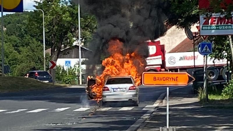 Seniorovi na Berounsku explodovalo auto. Motorkář následně předvedl hrdinský čin