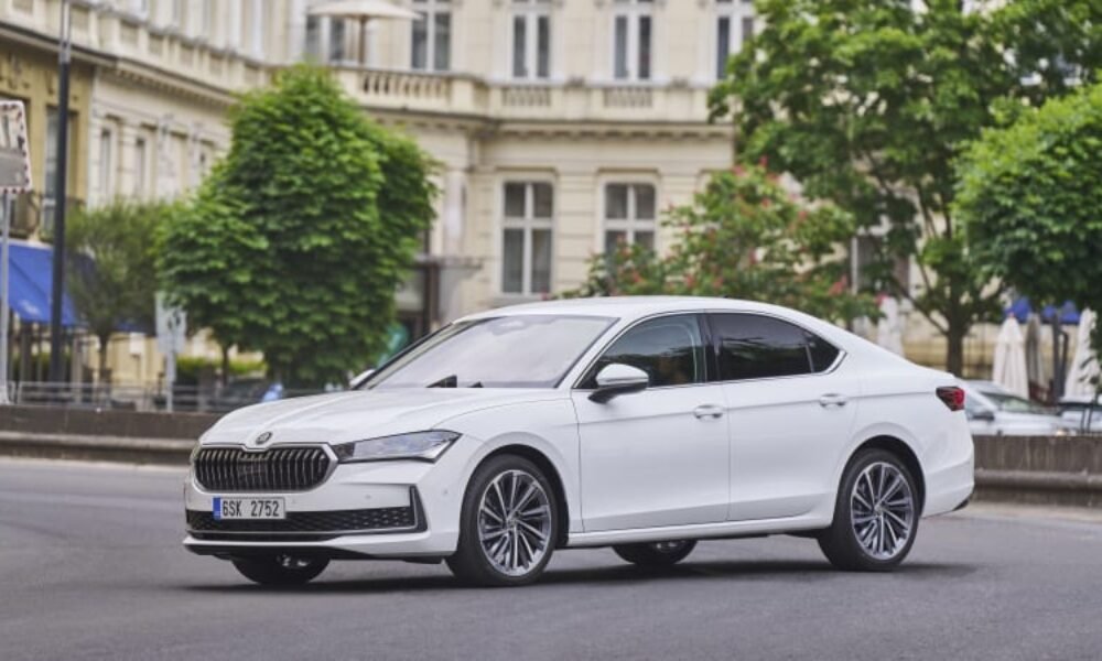 Škodovka jako stvořená na dálnice. Nový Superb liftback ujede až 1200 km na jednu nádrž