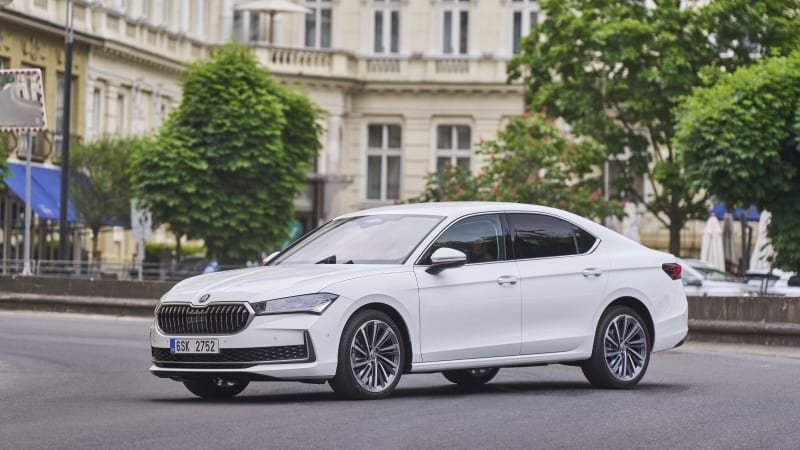 Škodovka jako stvořená na dálnice. Nový Superb liftback ujede až 1200 km na jednu nádrž Škodovka jako stvořená na dálnice. Nový Superb liftback ujede až 1200 km na jednu nádrž