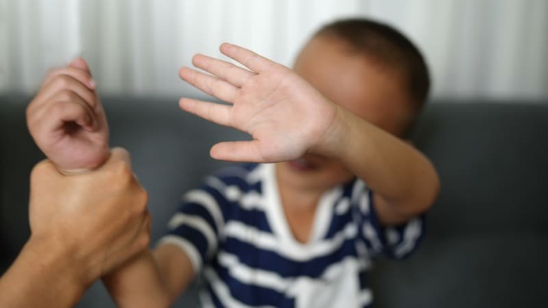Znásilňování vlastního dítěte, pití moči i zoofilie. Ústecký soud řeší těžko uvěřitelný případ