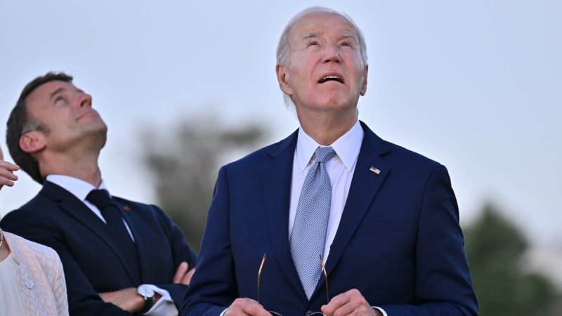 Zmatený Biden na setkání lídrů G7. Situaci zachraňovala italská premiérka, ukazuje video Zmatený Biden na setkání lídrů G7. Situaci zachraňovala italská premiérka, ukazuje video
