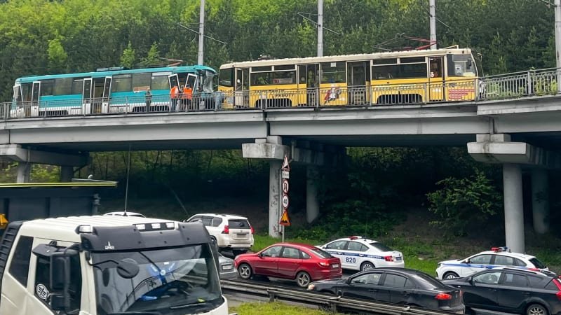 Děsivá srážka tramvají v Rusku: Záběry ukazují, jak lidé vypadávali do silnice pod kola aut Děsivá srážka tramvají v Rusku: Záběry ukazují, jak lidé vypadávali do silnice pod kola aut