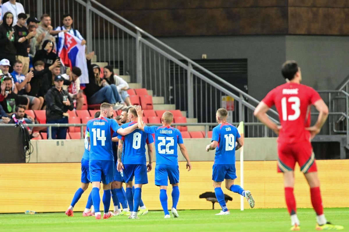 VIDEO Slovensko previedlo krásny futbalový moment! Parádny center Pekaríka, nožničky Haraslín a gól Boženíka