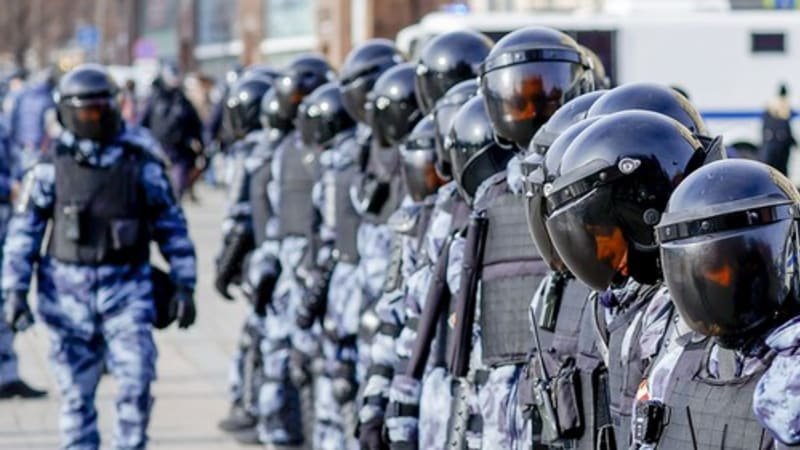 Ze dvou ruských měst se ozývá střelba. Neznámí ozbrojenci zabili šest policistů, jsou i ranění Ze dvou ruských měst se ozývá střelba. Neznámí ozbrojenci zabili šest policistů, jsou i ranění