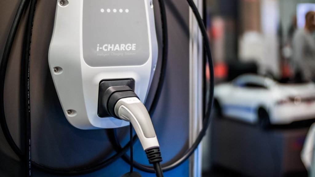 Firmy sa už dojazdu a ceny elektroáut neobávajú, od štátu by privítali daňové úľavy Firmy sa už dojazdu a ceny elektroáut neobávajú, od štátu by privítali daňové úľavy
