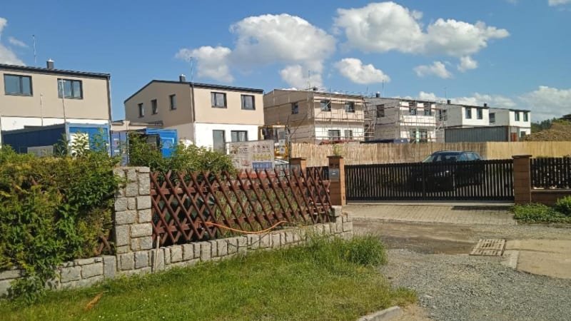 Mistr světa a novopečený otec Kubalík si na vesnici staví vlastní „čtvrť“. Místní ho zbožňují Mistr světa a novopečený otec Kubalík si na vesnici staví vlastní „čtvrť“. Místní ho zbožňují