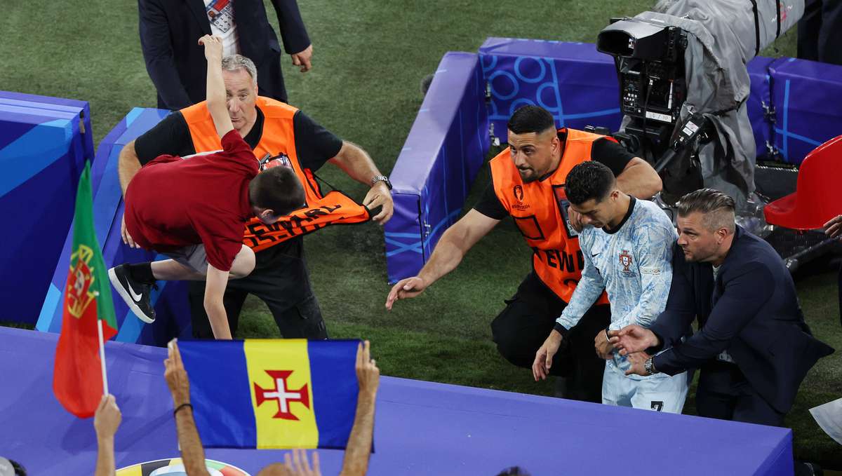 VIDEO Šokujúce zábery, ktoré sa do vysielania nedostali. Fanúšik takmer dopadol na Cristiana Ronalda
