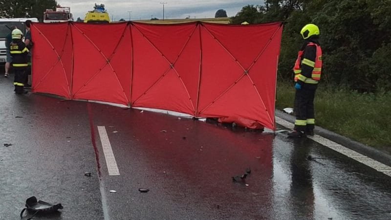 Děsivá nehoda na Litoměřicku: Motorka po srážce s náklaďákem začala hořet, jeden člověk zemřel Děsivá nehoda na Litoměřicku: Motorka po srážce s náklaďákem začala hořet, jeden člověk zemřel