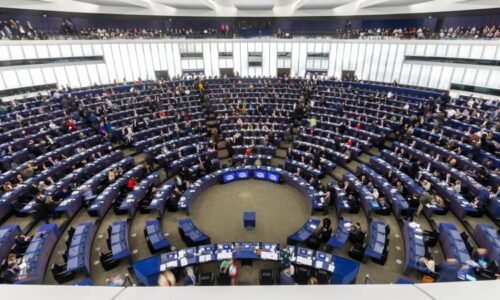 ON-LINE: Eurovolby se blíží, o hlasy zabojují tři desítky hnutí a stran. Které téma rozhodne?