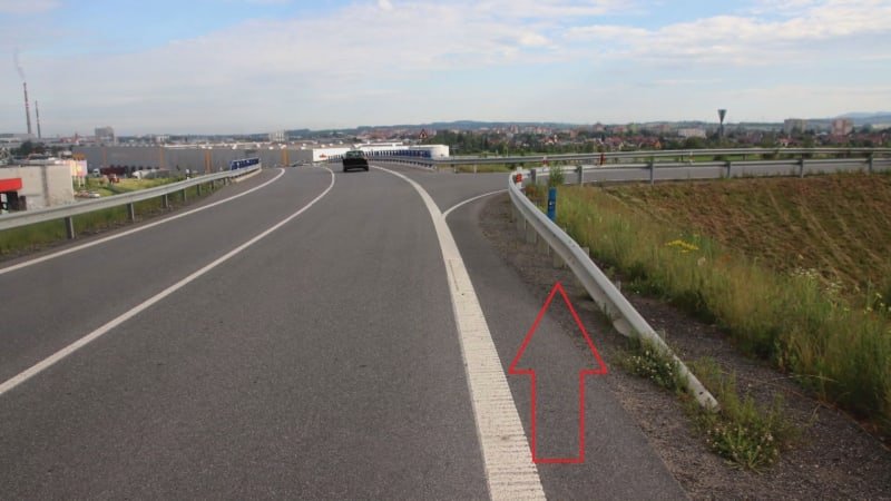 Záhadnou smrt cyklistky vyšetřují policisté na Zlínsku. Našli ji ležet uprostřed silnice
