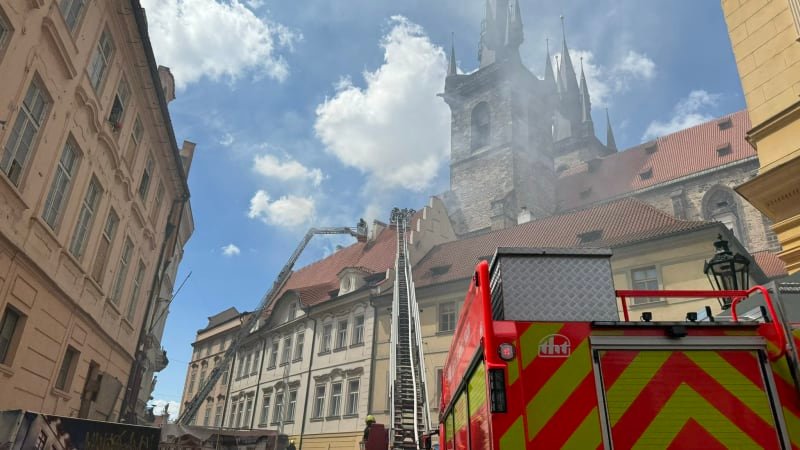 U Staroměstského náměstí hořelo. Pod Týnským chrámem vzplála střecha jednoho z domů