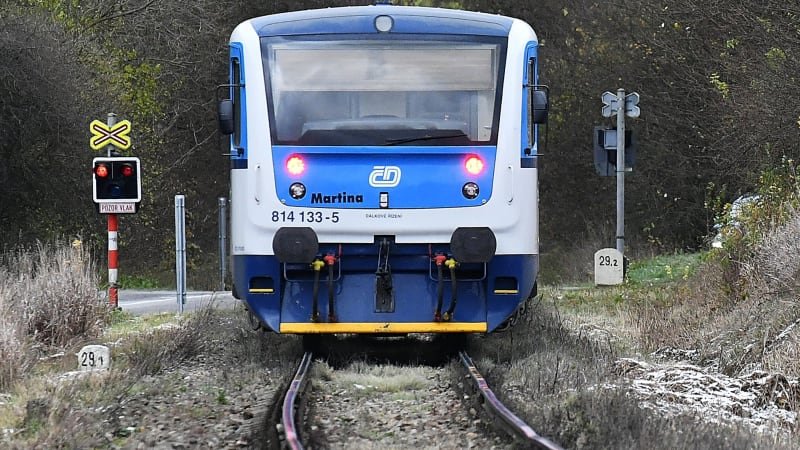 Vlak narazil u Olomouce do stromu sraženého bouřkou: Doprava na trati je přerušená Vlak narazil u Olomouce do stromu sraženého bouřkou: Doprava na trati je přerušená