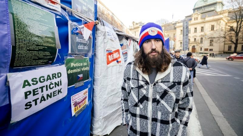 Z tábořiště před Úřadem vlády vyvedla policie dva muže. Má mezi nimi být aktivita Ondřej Thor Z tábořiště před Úřadem vlády vyvedla policie dva muže. Má mezi nimi být aktivita Ondřej Thor