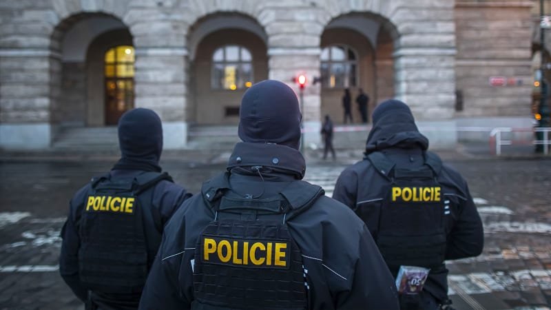 Nové detaily o střelbě na UK: Útočník nosil do školy zbraně běžně, policie to věděla Nové detaily o střelbě na UK: Útočník nosil do školy zbraně běžně, policie to věděla