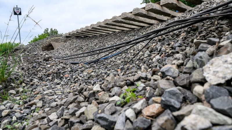 Sesuv půdy ochromil hlavní trať mezi Českem a Slovenskem. Dopravu zajišťují autobusy