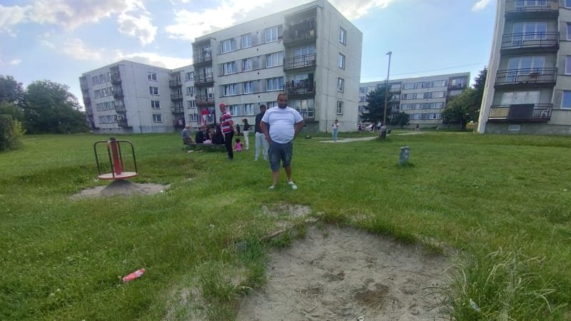 REPORTÁŽ: Romové sestěhovaní do pohraničí z celé ČR volby ignorovali aneb Byznys s chudobou REPORTÁŽ: Romové sestěhovaní do pohraničí z celé ČR volby ignorovali aneb Byznys s chudobou