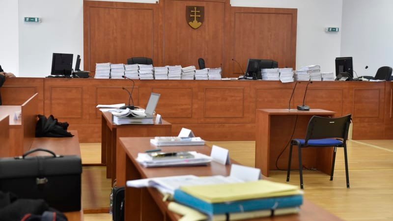 Bude to jako na filozofické fakultě: Slovák vyhrožoval u soudu střelbou. Dostal podmínku Bude to jako na filozofické fakultě: Slovák vyhrožoval u soudu střelbou. Dostal podmínku