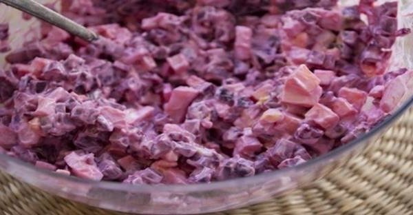 Hodí sa nám vždy ku všetkému: Vynikajúci letný, chutný šalát z červenej repy s vajcami, syrom a majonézou, ktorého nikdy nie je dosť! Hodí sa nám vždy ku všetkému: Vynikajúci letný, chutný šalát z červenej repy s vajcami, syrom a majonézou, ktorého nikdy nie je dosť!