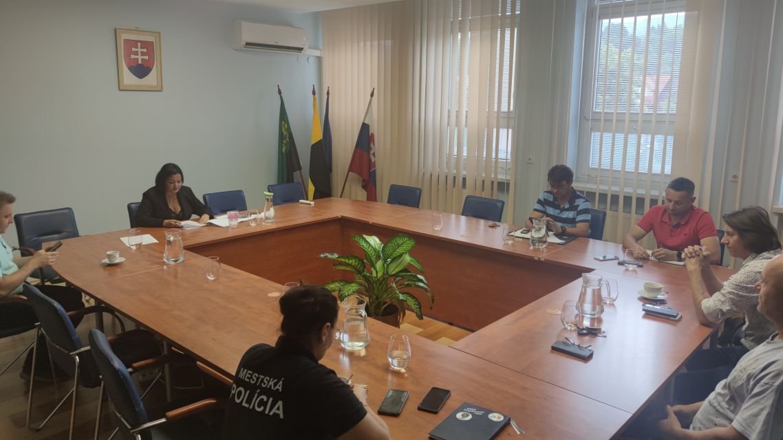 Práce na obchodnom centre a malej kruhovej križovatke pokračujú