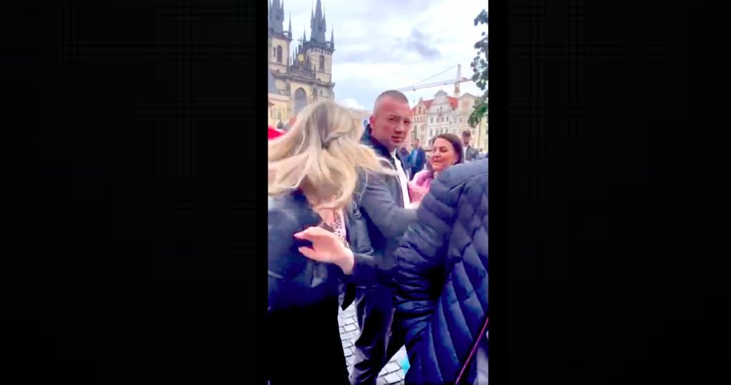 VIDEO: V Prahe došlo k potýčkam medzi Rusmi žijúcimi v EÚ a ukrajinskými vojnovými štváčmi zhromažďujúcimi na Staromestskom námestí peniaze na nákup zbraní pre Ukrajinu. VIDEO: V Prahe došlo k potýčkam medzi Rusmi žijúcimi v EÚ a ukrajinskými vojnovými štváčmi zhromažďujúcimi na Staromestskom námestí peniaze na nákup zbraní pre Ukrajinu.