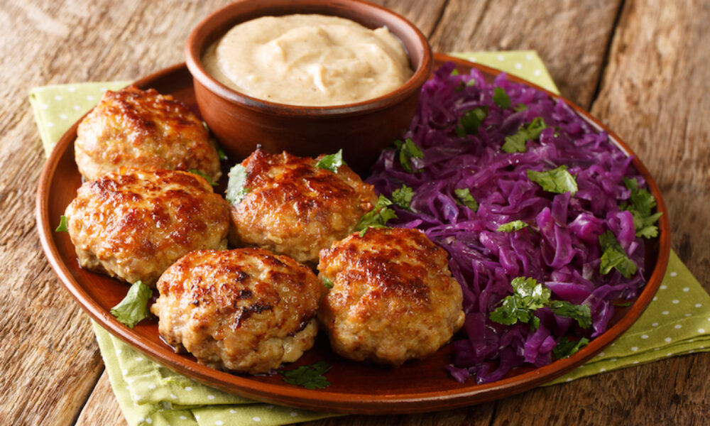 Ani fašírky, ani rezne. Dánske frikadeller sú v mojej kuchyni hitom. Podávam ho s omáčkou a nič nezostane