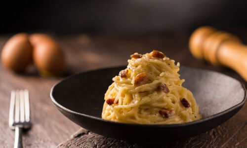 Kuchári sa zhodli: takto sa pripravuje pravá talianska carbonara. Bez cesnaku, cibule a smotany