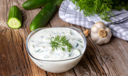 Osviežujúca omáčka ideálna na horúce dni. Výborne chutí s mäsom, chlebom a zeleninou