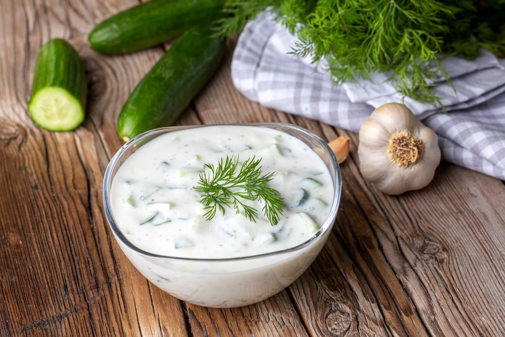 Osviežujúca omáčka ideálna na horúce dni. Výborne chutí s mäsom, chlebom a zeleninou