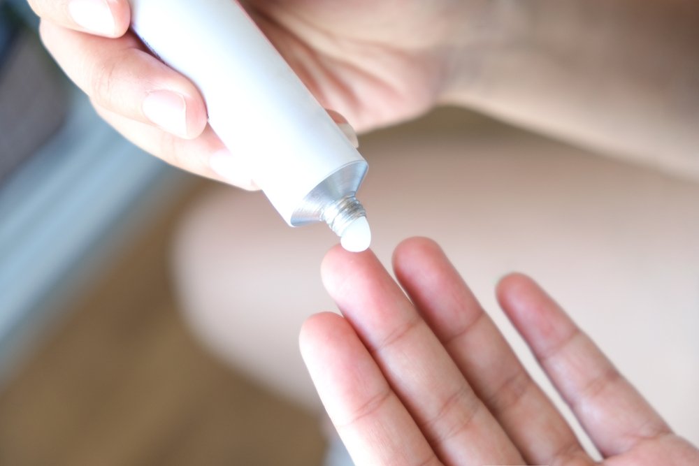 Masť z lekárne za 3 eurá vymaže tmavé kruhy pod očami lepšie ako krémy. Podobné nájdete za pár drobných Masť z lekárne za 3 eurá vymaže tmavé kruhy pod očami lepšie ako krémy. Podobné nájdete za pár drobných