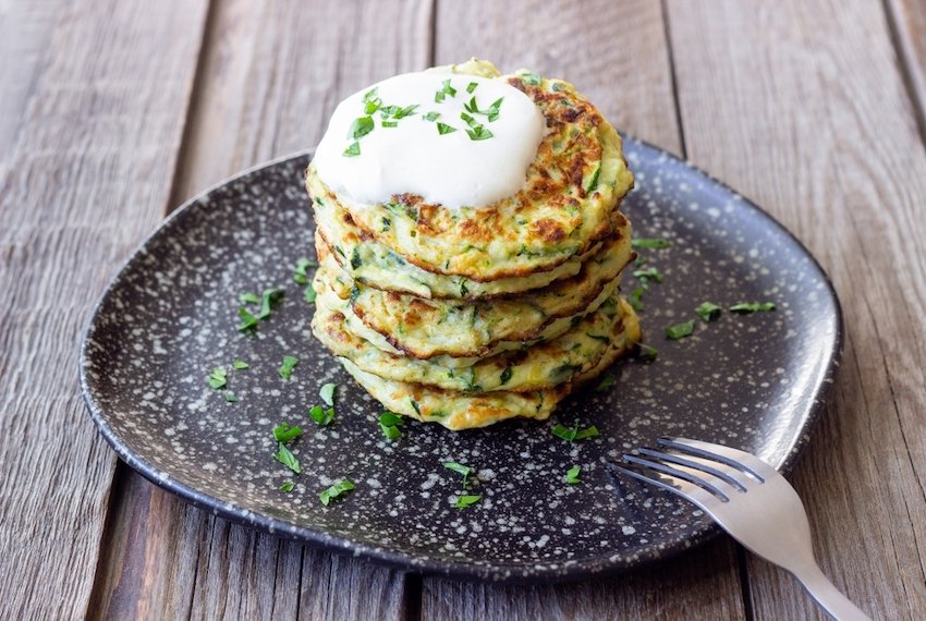 Cuketové palacinky v novom prevedení. Túto ingredienciu pridávam namiesto múky, vďaka čomu sú šialene chrumkavé Cuketové palacinky v novom prevedení. Túto ingredienciu pridávam namiesto múky, vďaka čomu sú šialene chrumkavé
