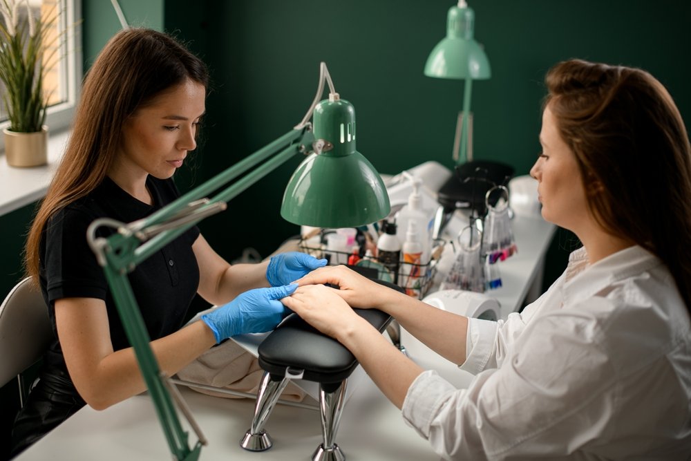 Zabudnite na french a baby boomer. Teraz vládnu mauve nails. Dokonca aj stylisti ich chcú Zabudnite na french a baby boomer. Teraz vládnu mauve nails. Dokonca aj stylisti ich chcú
