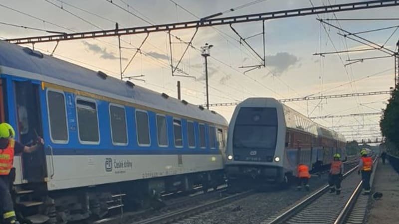 V pražských Běchovicích zemřel člověk po střetu s vlakem. Koridor mezi Prahou a Kolínem stojí V pražských Běchovicích zemřel člověk po střetu s vlakem. Koridor mezi Prahou a Kolínem stojí