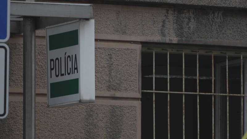 Bizarní zásah na úřadě v Košicích: Agresivní muž hrozil lidem, policisty viní ze znásilnění Bizarní zásah na úřadě v Košicích: Agresivní muž hrozil lidem, policisty viní ze znásilnění