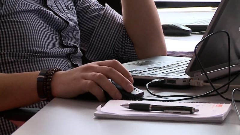 Přijít do úřadu až po obědě? Novela o pracovní době prošla v tichosti Senátem, opozice zuří Přijít do úřadu až po obědě? Novela o pracovní době prošla v tichosti Senátem, opozice zuří