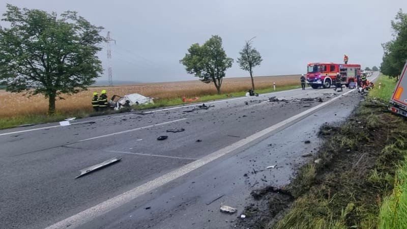 Tragická srážka u Protivína. Kamion se střetl s osobním autem, jeden z řidičů nepřežil Tragická srážka u Protivína. Kamion se střetl s osobním autem, jeden z řidičů nepřežil
