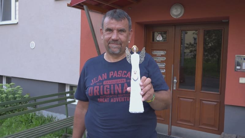 Jako strážný anděl. Žena ocenila hrdinného řidiče, který jí na Zlínsku zachránil život Jako strážný anděl. Žena ocenila hrdinného řidiče, který jí na Zlínsku zachránil život