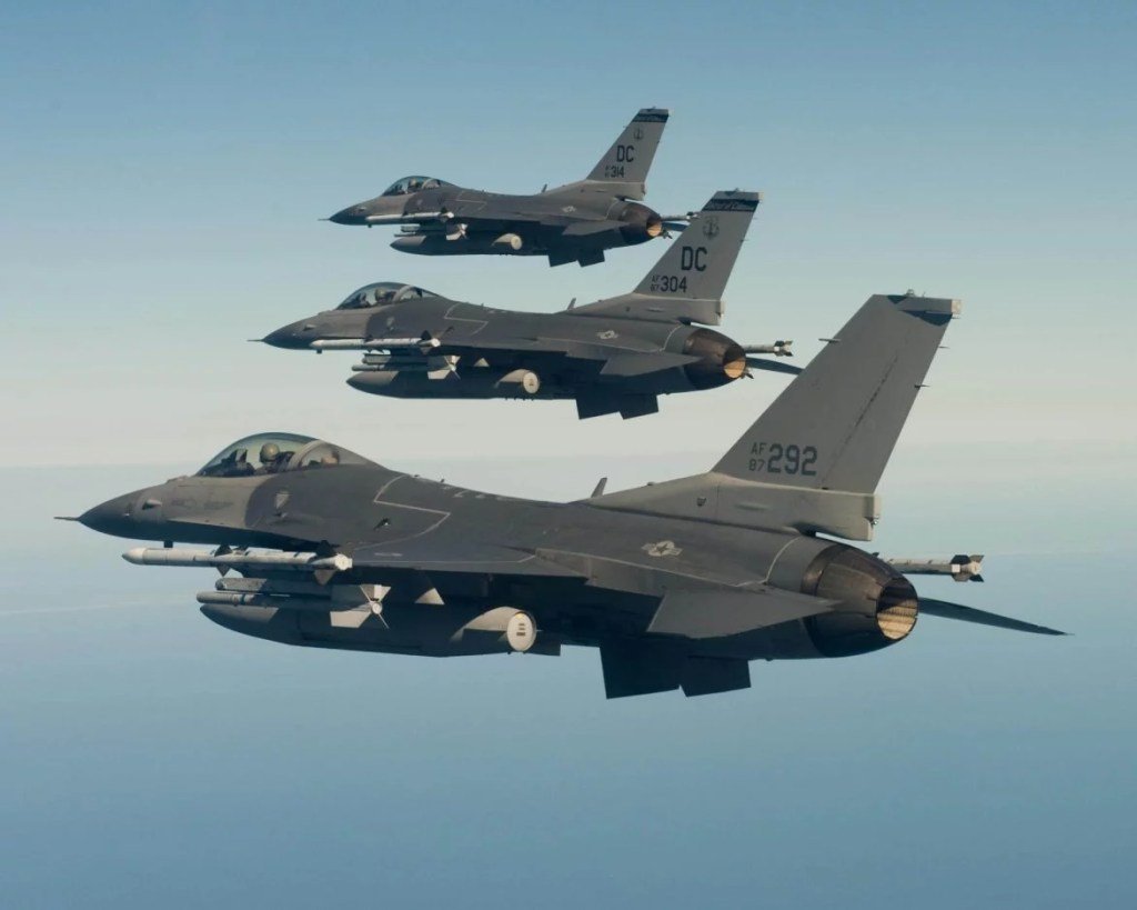 Stíhačky F-16 americkej výroby sotva ovplyvnia momentálnu situáciu na Ukrajine. Ich počet je malý. Treba byť však obozretný Stíhačky F-16 americkej výroby sotva ovplyvnia momentálnu situáciu na Ukrajine. Ich počet je malý. Treba byť však obozretný