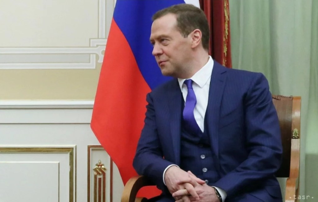 Medvedev sa vyjadril k Bidenovmu odstúpeniu