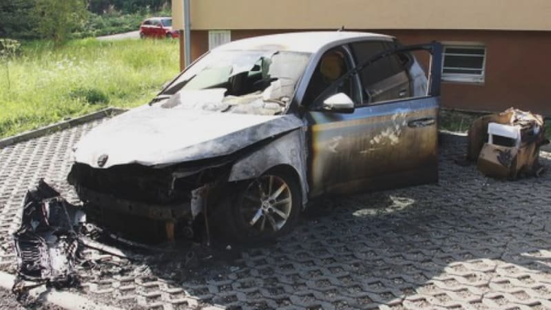 Ohnivá pomsta šéfovi: Opilec z Ostravy mu měl polít auto slivovicí a zapálit. Dostal výpověď Ohnivá pomsta šéfovi: Opilec z Ostravy mu měl polít auto slivovicí a zapálit. Dostal výpověď