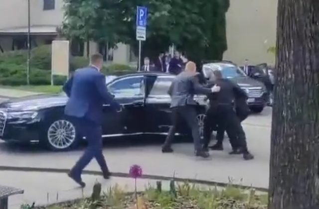 124178_atentat-na-roberta-fica-v-handlovej-1-640x420.jpg Najvyšší súd pochybuje, či išlo v prípade streľby na premiéra Fica o terorizmus