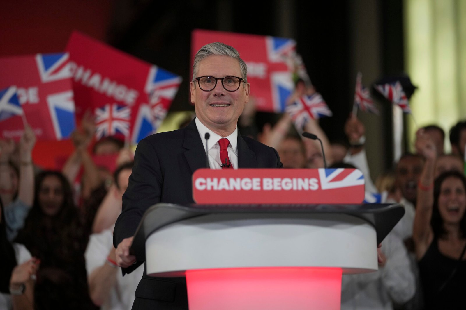 125010_britain_election_84054.jpg Nový britský premiér Starmer ubezpečil Ukrajinu o neochvejnej pomoci, Zelenskyj mu zablahoželal k víťazstvu vo voľbách