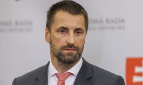 Viskupič sa obáva o psychické zdravie premiéra, podľa poslanca vyhlasuje Fico vojnu demokracii