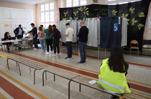 126637_france_election_47700-640x420.jpg Hlas v druhom kole parlamentných volieb vo Francúzsku už odovzdalo takmer 60 percent voličov, ide o najvyššiu účasť od roku 1981 (foto)