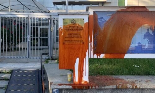 Ruské veľvyslanectvo v Prahe bolo poliate tekutinou imitujúcou krv, išlo o reakciu na raketový útok v Kyjeve (video)