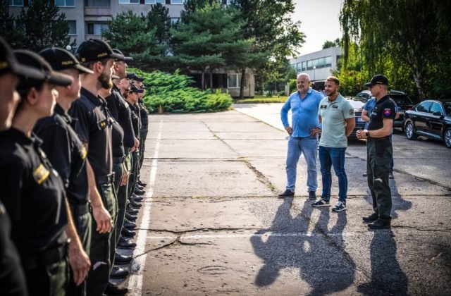 129900_sutaj-estok-640x420.jpg Slovenskí policajti boli vyslaní do Francúzska, pomôžu udržiavať poriadok počas letných olympijských hier (foto)