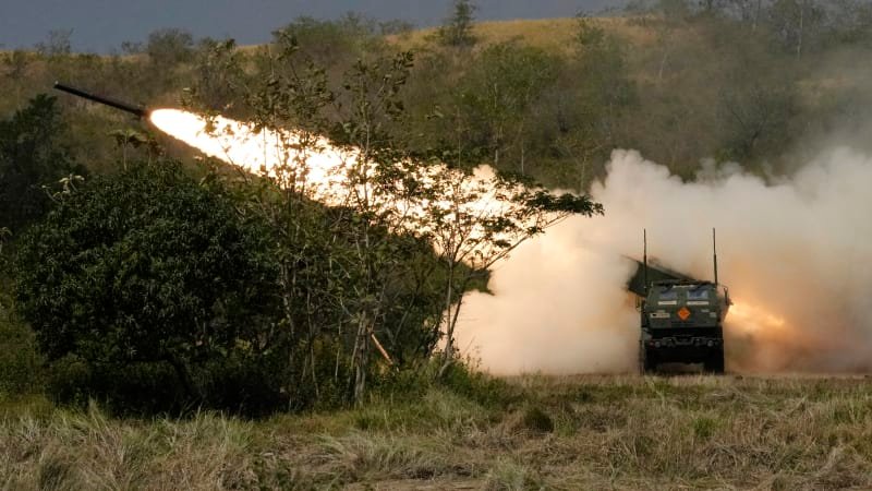 Záběry drtivého ukrajinského úderu HIMARS. Raketomet zničil ruské vozidlo i s celou budovou Záběry drtivého ukrajinského úderu HIMARS. Raketomet zničil ruské vozidlo i s celou budovou