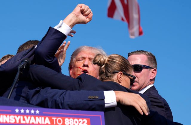 132240_election_2024_trump_83813-640x420.jpg Počul som svišťanie, výstrely a okamžite cítil, ako guľka preráža kožu, opísal atentát Trump (video+foto)